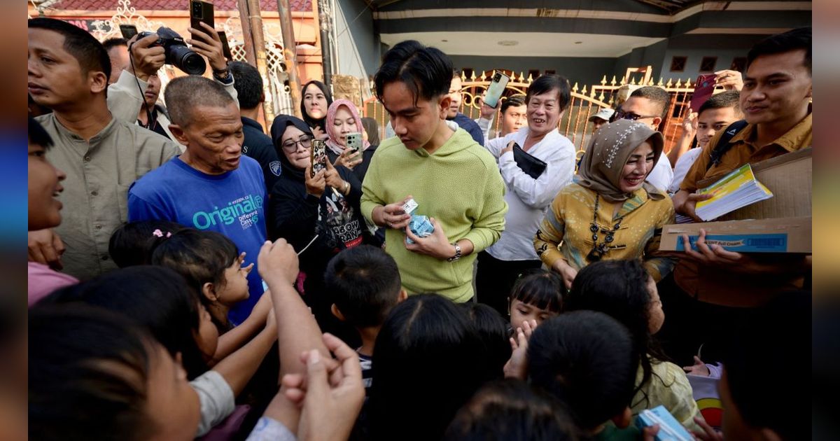 FOTO: Gaya Gibran Blusukan Bareng Raffi Ahmad di Jakarta, Bagikan Susu dan Buku ke Anak-Anak