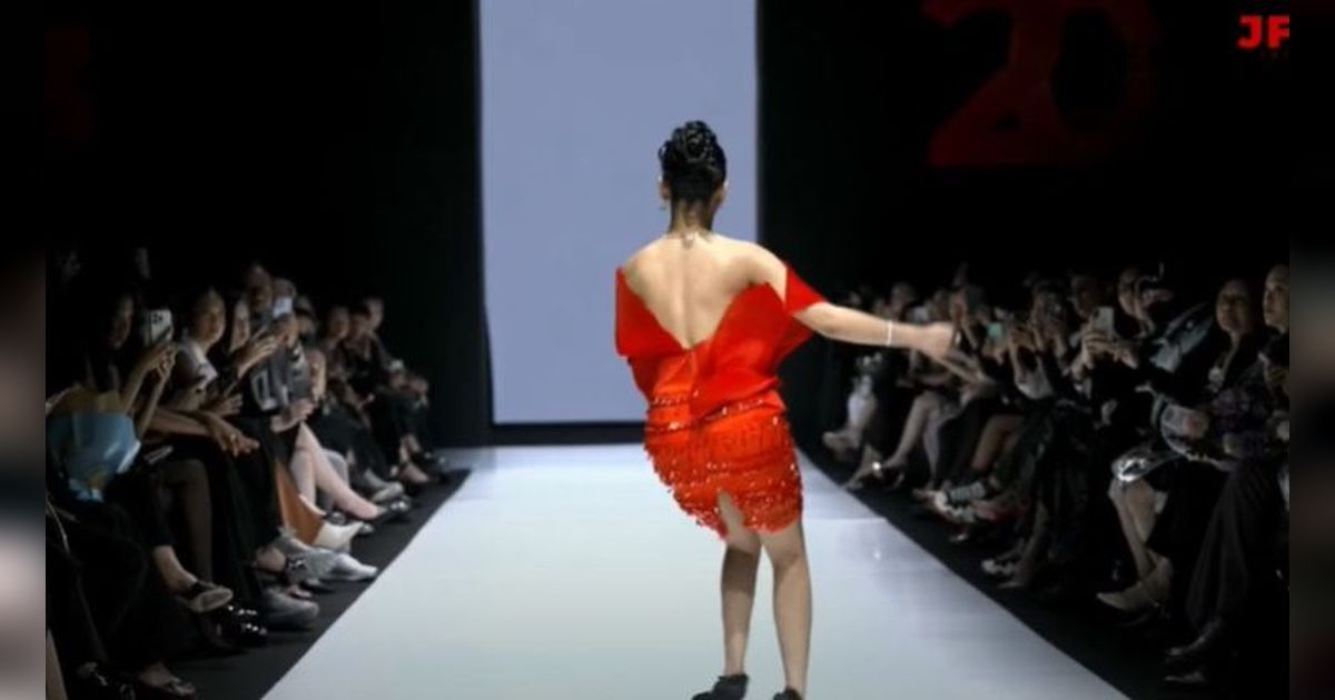 10 Potret Detik-Detik Naura Ayu Terjatuh Saat Catwalk, Improvisasi-nya Dipuji Super Keren