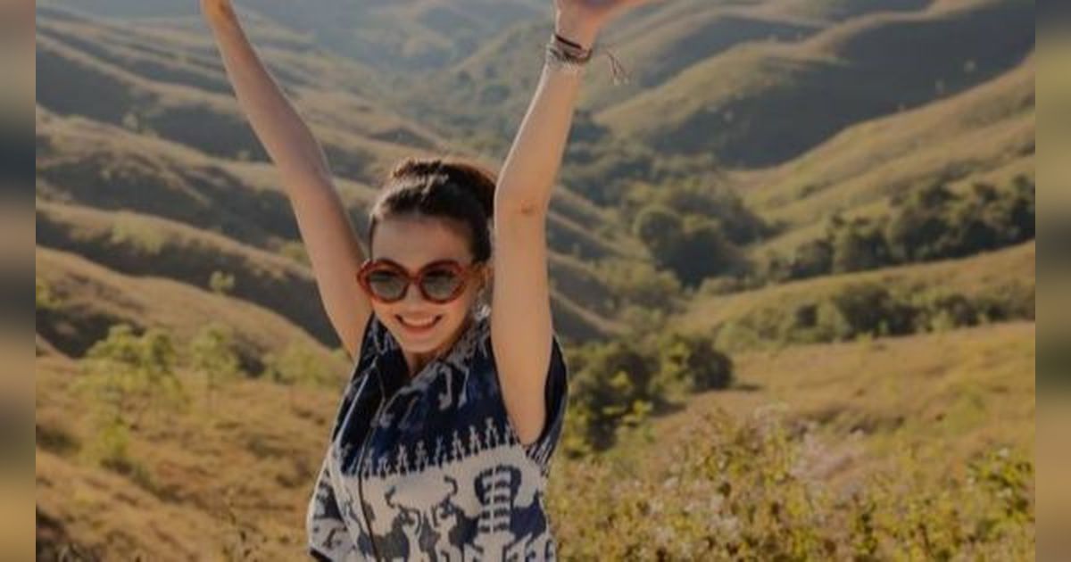 Cantiknya Natural, 8 Foto Raline Shah Ketika Liburan Terlihat Nikmati Keindahan Alam di Sumba!