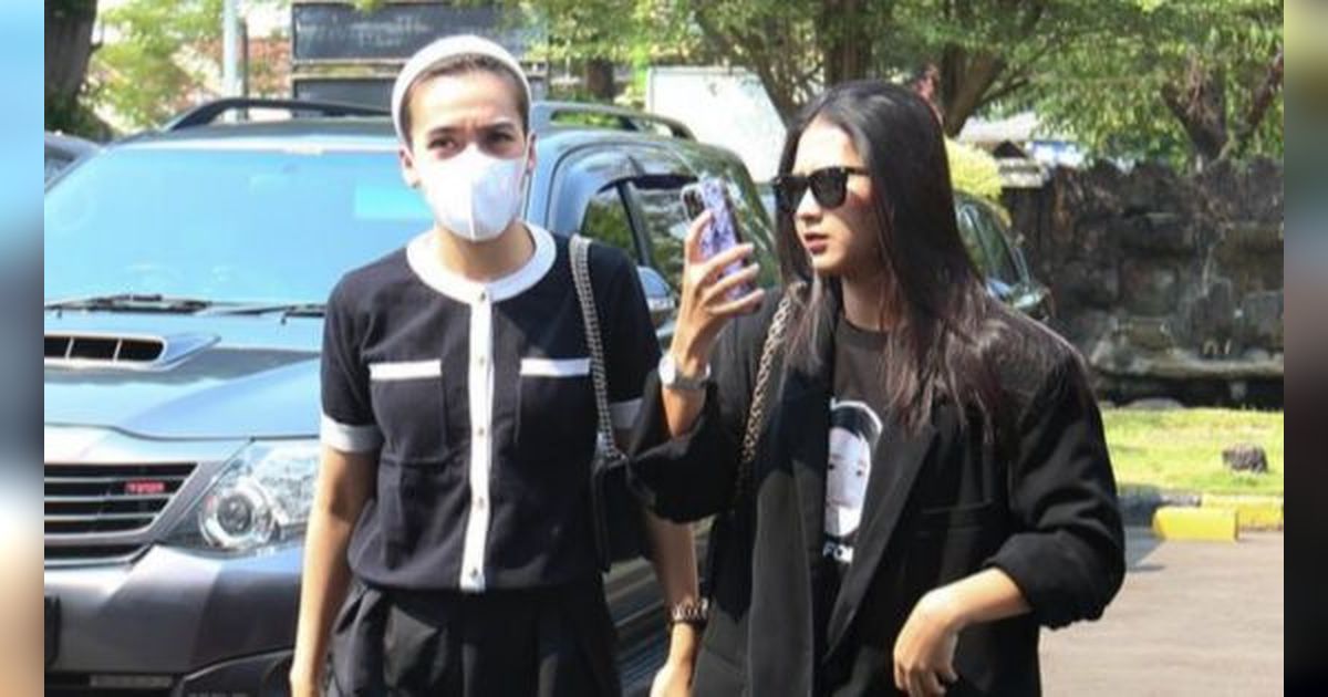 Beri Dukungan Untuk Tamara Tyasmara, 8 Foto Soraya Rasyid Ketika Hadir di Persidangan Mendiang Dante