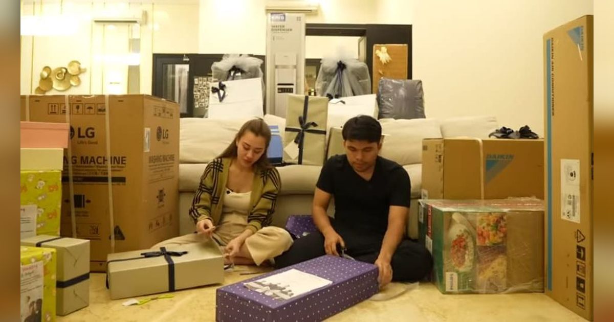 10 Potret Thariq Halilintar & Aaliyah Massaid Unboxing Kado Pernikahan, Dapat Kain Batik dari Presiden Jokowi