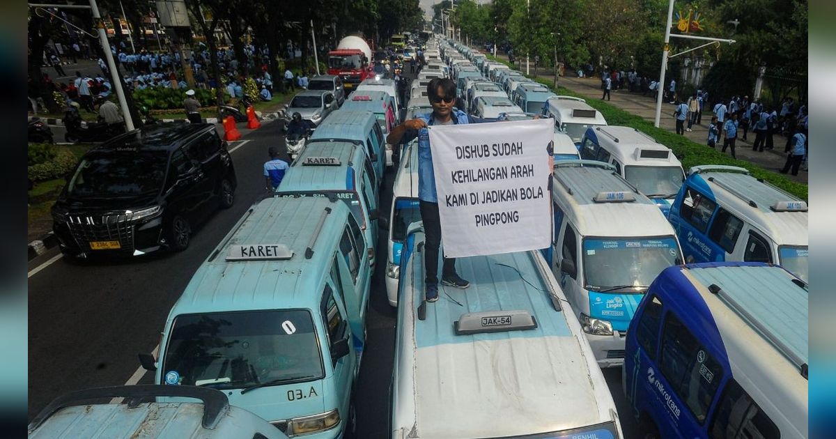 FOTO: Bondong-Bondong Datangi Balai Kota, Ratusan Sopir Angkutan Umum Demo Suarakan Ketidakadilan Manajemen Transjakarta dan Dishub