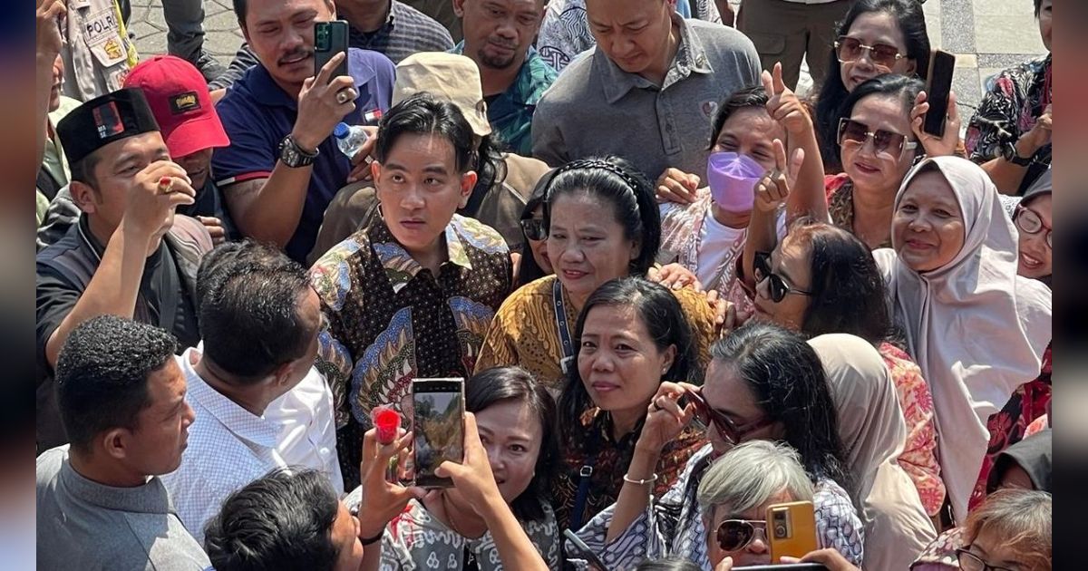 Blusukan ke Tangerang Bareng Faldo Maldini, Gibran Bagi-Bagi Buku Tulis Hingga Susu