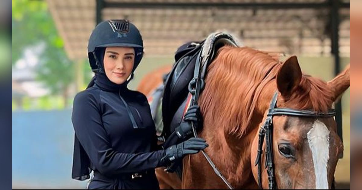 10 Potret Mulan Jameela Perdana Latihan Berkuda, Salfok sama Outfitnya