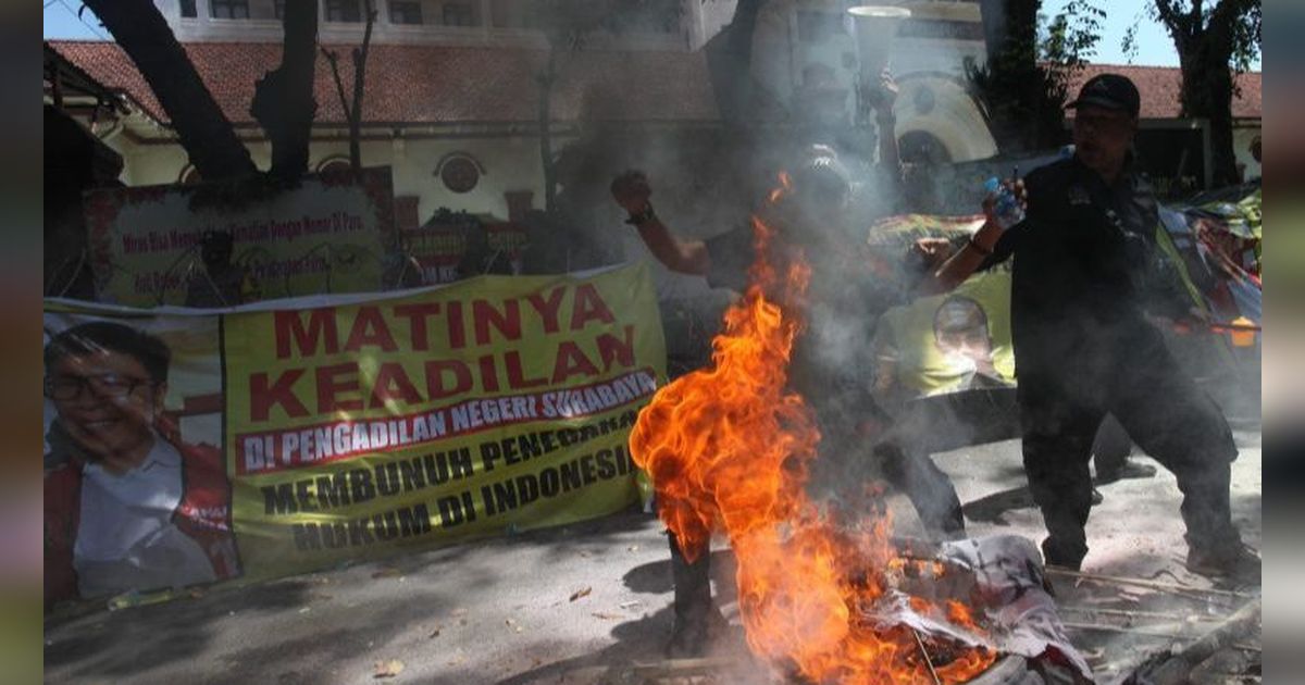 Buntut Ronald Tannur Divonis Bebas, Massa Gelar Aksi di PN Surabaya: Mencuri Ayam Saja Dipenjara