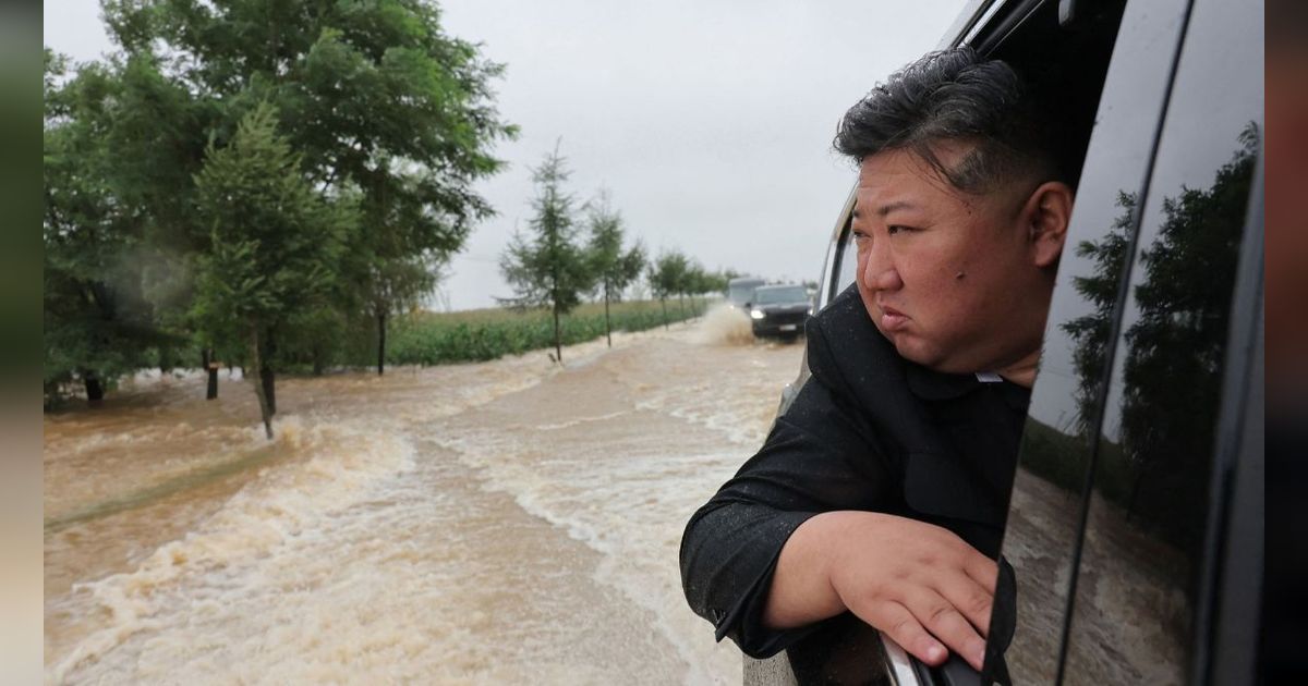 FOTO: Momen Kim Jong-un Pantau Banjir Parah di Korea Utara, Rela Hujan-hujanan dan Terjang Genangan Naik SUV Mewah