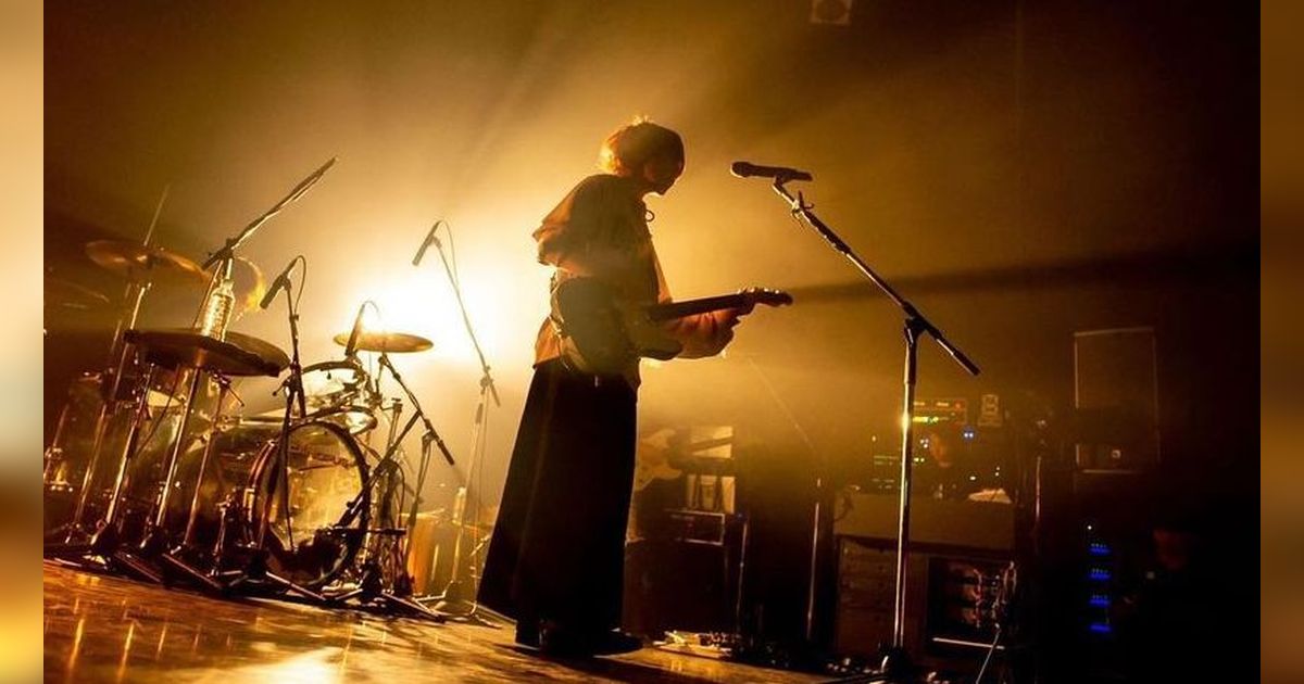 Potret Profil Eve, Penyanyi Jepang yang Tampil Misterius