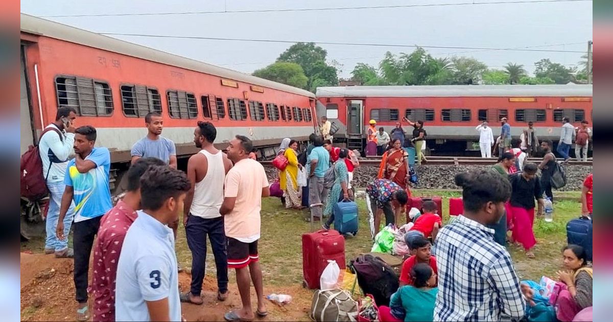 FOTO: Penampakan Kereta Tergelincir di India, 18 Gerbong Terlempar Keluar Rel