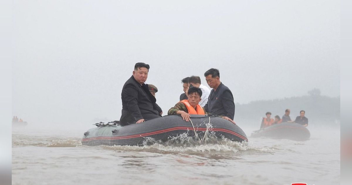 FOTO: Usai Nekat Terobos Banjir dengan Mobil Mewah, Kim Jong-un Rela Naik Perahu Karet Tinjau Banjir Parah