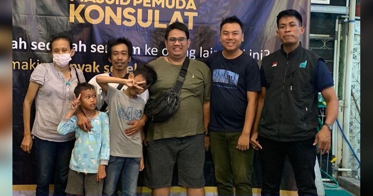 Pria Ini Bertemu Sahabat Lamanya Berkat Konten Makan Gratis di Masjid Pemuda Indonesia, Begini Kisahnya