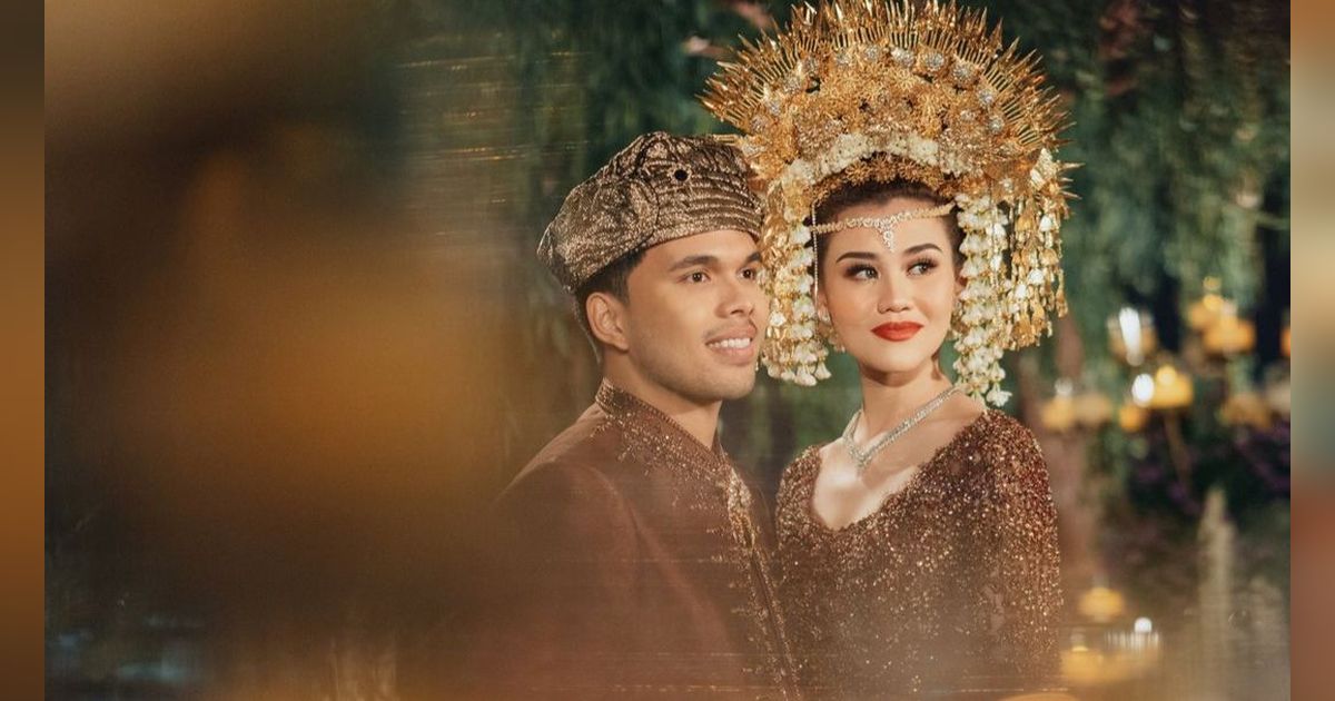 Potret Artis Cantik Kenakan Suntiang ketika Menikah
