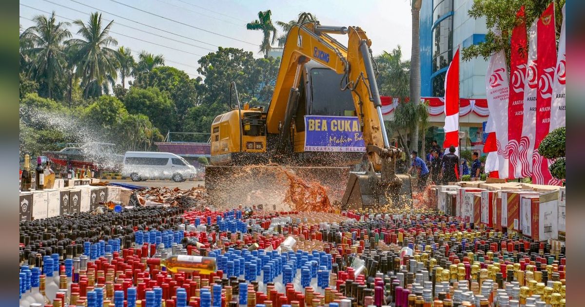 FOTO: Penampakan Jutaan Batang Rokok dan Ribuan Miras Ilegal Senilai Ratusan Miliar Rupiah Dimusnahkan Bea Cukai