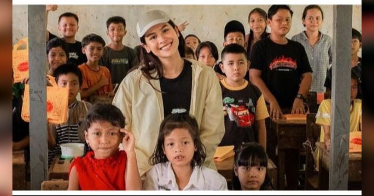 Viral Aksi Maudy Ayunda Kunjungi SD Terpencil di Kabupaten Sintang Kalimantan Barat, Banjir Pujian