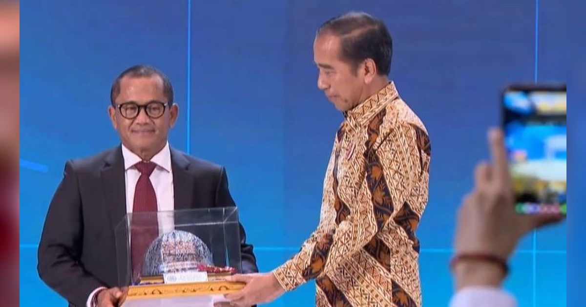 Jokowi Terima Penghargaan Bapak Konstruksi Indonesia