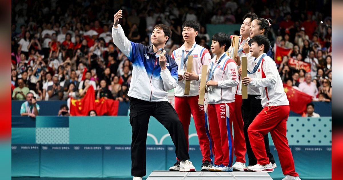 FOTO: Viral, Ini Potret Langka Atlet Korea Selatan dan Korea Utara Selfie Bareng di Podium Olimpiade Paris 2024