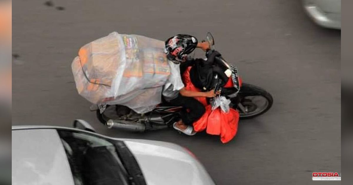 5 Tips Aman Membawa Barang Saat Naik Motor