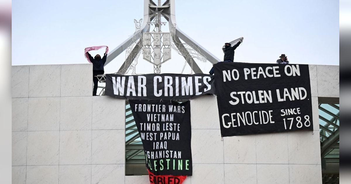 FOTO: Aksi Massa Pro-Palestina Pajang Spanduk 'Kejahatan Perang' di Gedung Parlemen Australia