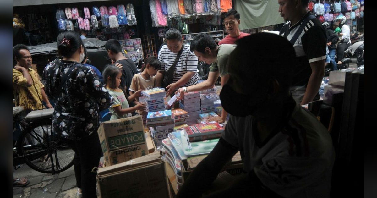 FOTO: Jelang Masuk Tahun Ajaran Baru, Para Orang Tua Murid Mulai Ramai Memburu Buku Tulis di Pasar-Pasar