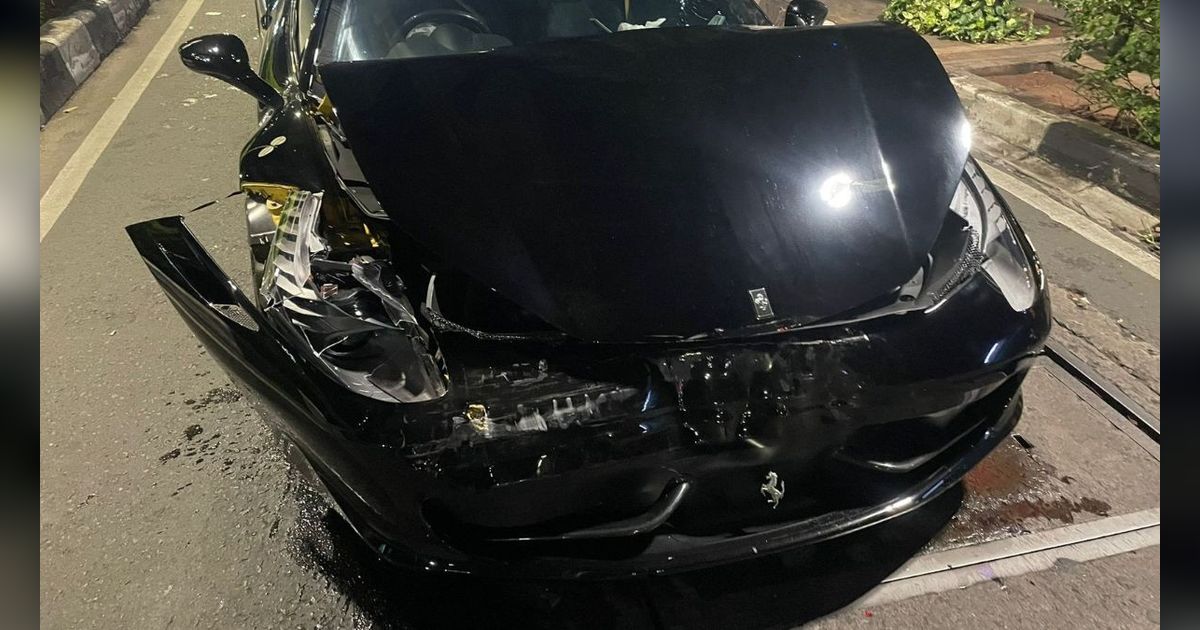 Viral Ferrari Seruduk Mercedes Benz di Jakarta Selatan