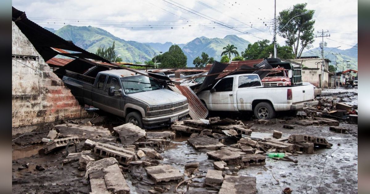 FOTO: Dahsyatnya Terjangan Banjir Akibat Badai Beryl di Venezuela, Mobil-Mobil Hancur hingga Lapisan Aspal Terlepas