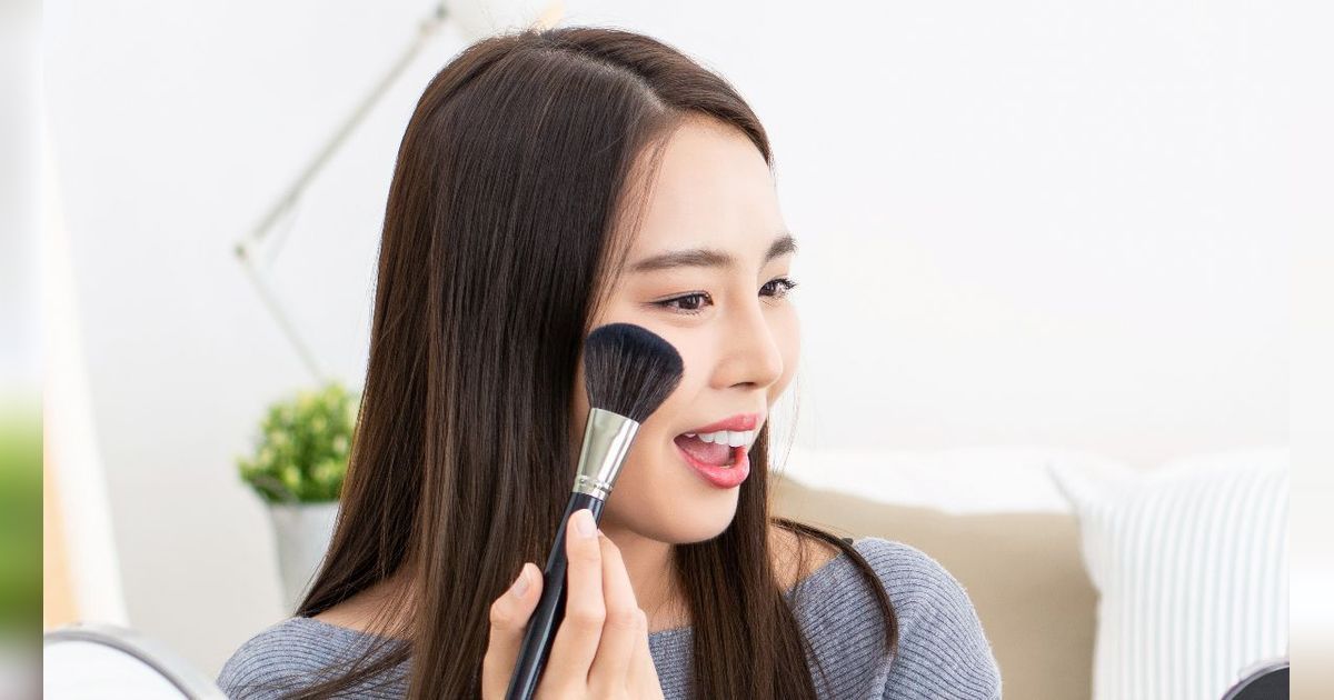 Pakai Highlighter di Area yang Tepat Agar Wajah Flawless Natural