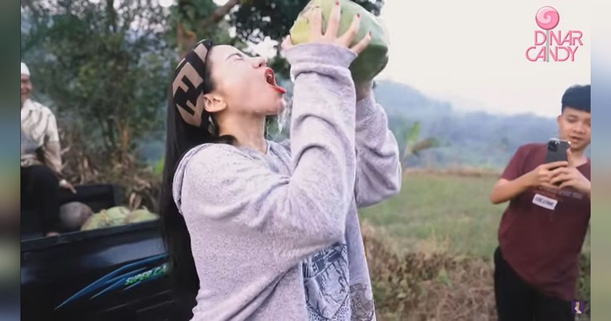 Mendadak jadi Warlok, ini Potret Dinar Candy Nikmati Buah Kelapa dan Nangka di Kampung Halaman dari Hasil Panen Sendiri