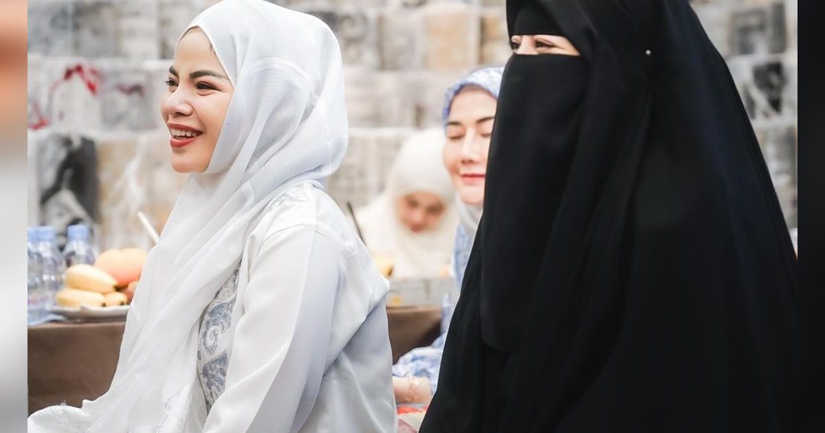 Ditunjuk Jadi Ketua Pengajian, 8 Potret Dinar Candy Pakai Hijab, Bak Dua Orang Berbeda