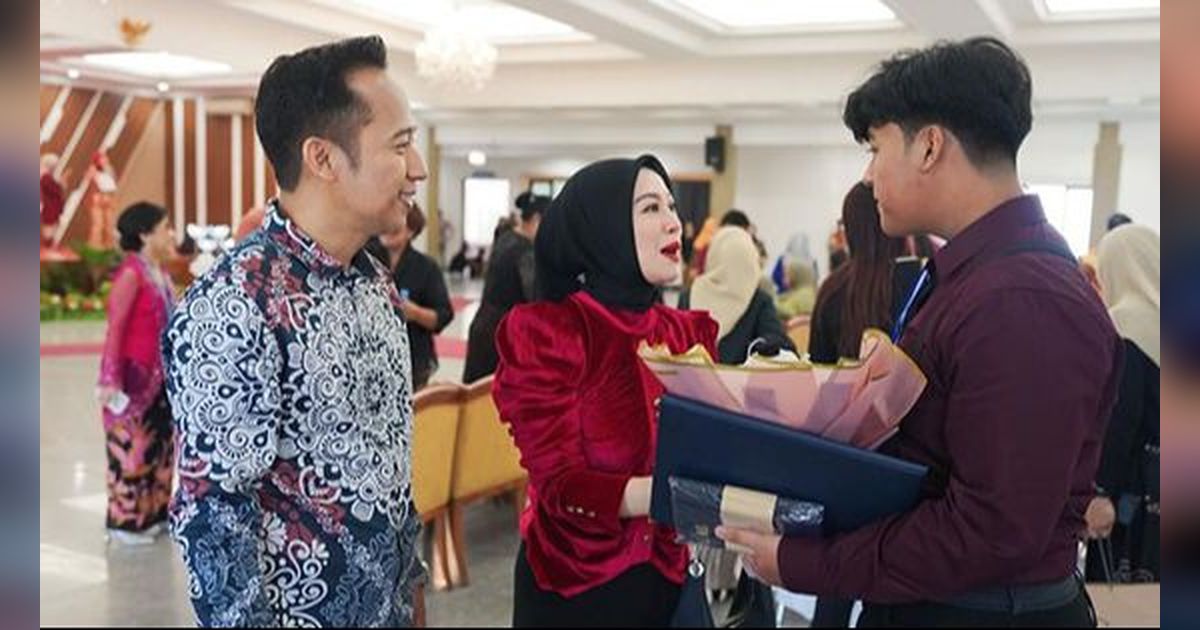 Potret Tangis Haru Shanty Denny di Acara Kelulusan Sekolah Putranya