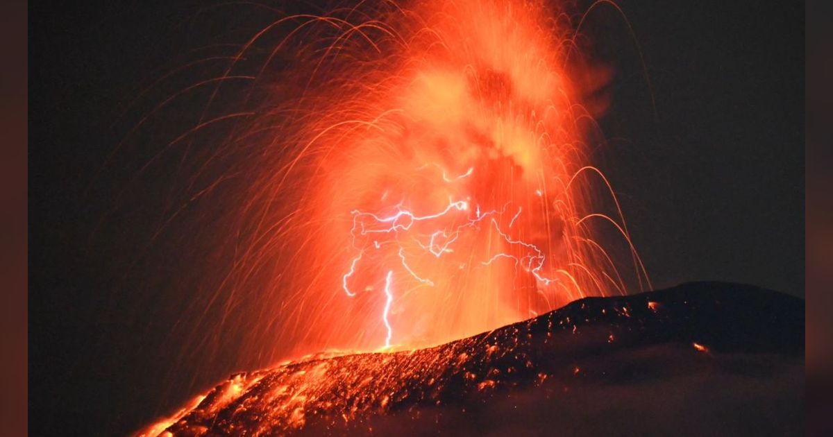 FOTO: Penampakan Erupsi Gunung Ibu di Maluku Utara, Muntahan Abu dan Lava Pijar Disertai Kilat