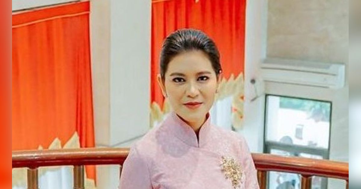 Anggun Banget, Potret Cantik Kahiyang Ayu Pakai Kebaya Janggan bak Gadis Kretek