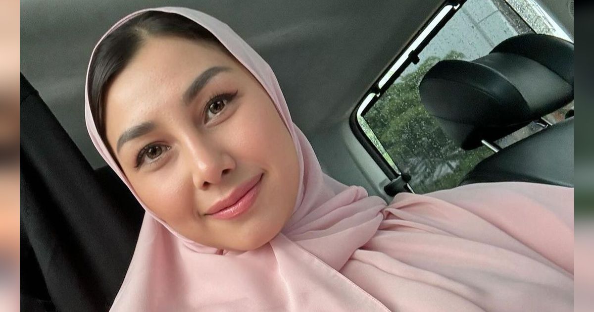 8 Potret Gaya Jipon Nisya Ahmad Usai Ibadah Haji Tuai Sorotan