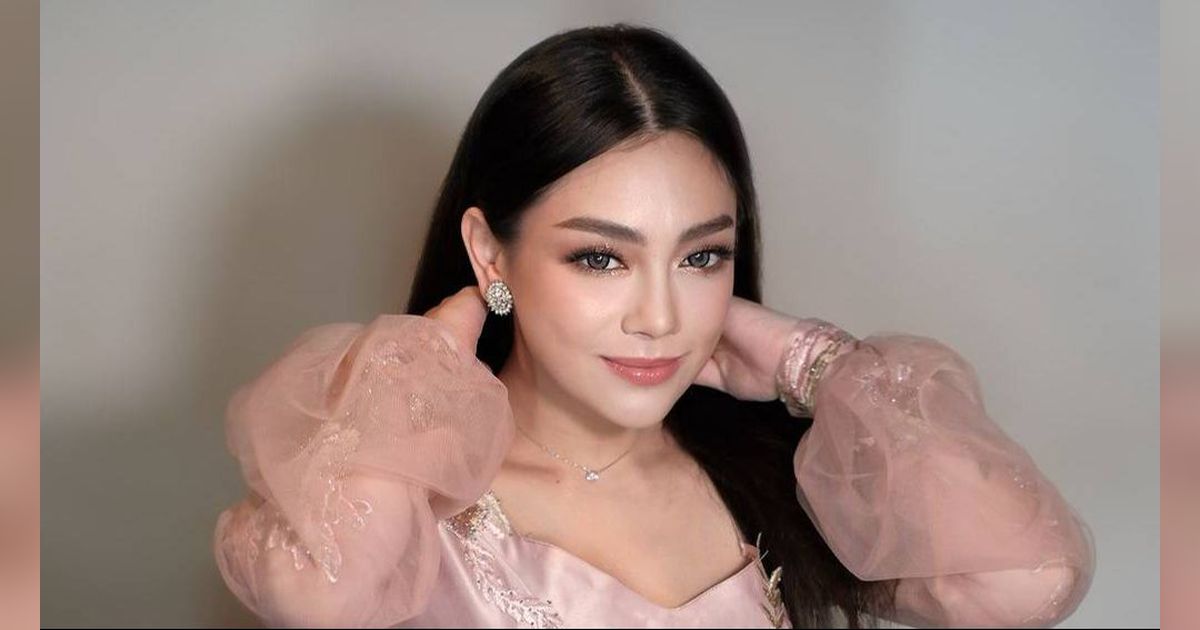8 Potret Rumah Baru Celine Evangelista yang Bernuansa Serba Putih dan Emas