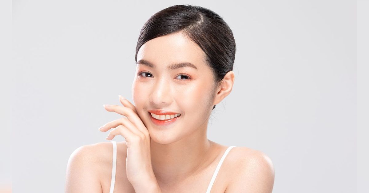 Pakai Concealer Warna Terang untuk Bikin Wajah Cerah dan Fresh