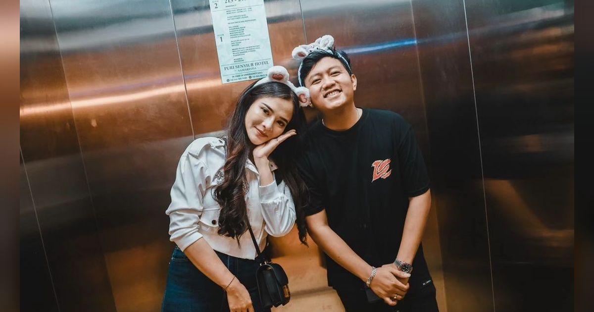 Gaya Foto Denny Caknan di Resepsi Teman Dihujat Haters