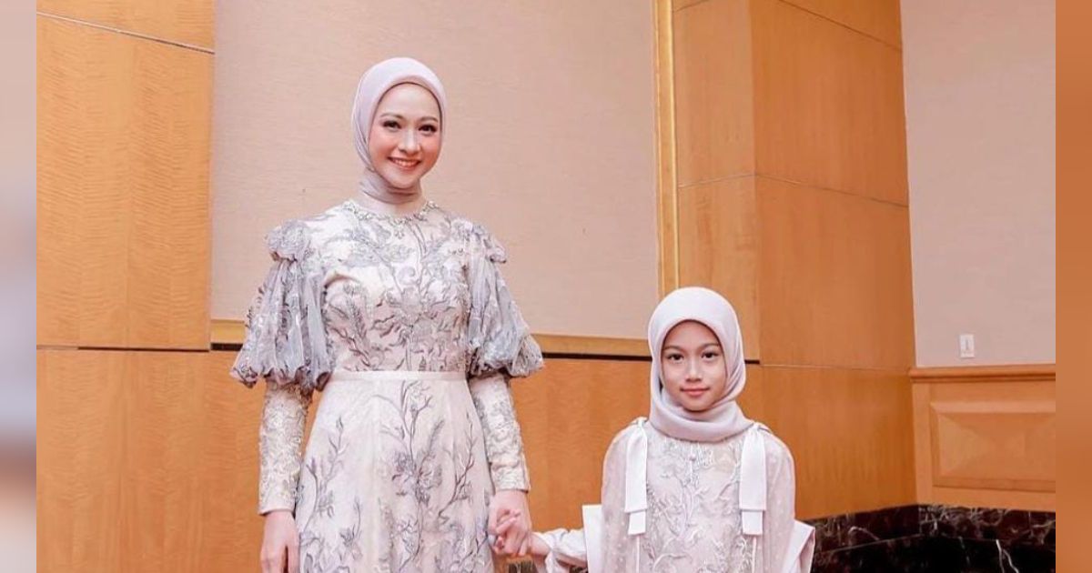 Makin Cantik, Intip Potret Kedekatan Poppy Bunga dan Putrinya