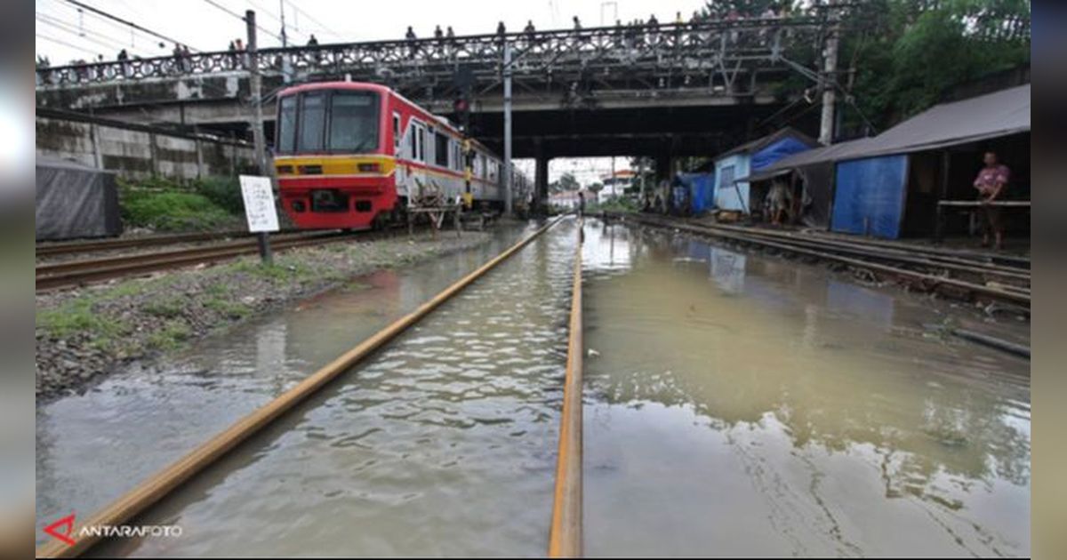 Banjir Rendam Rel Kereta Kebayoran-Pondok Ranji, Perjalanan Terlambat