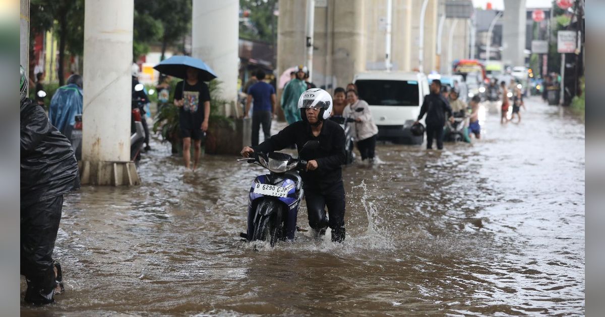 FOTO: Kondisi Jalan Ciledug Raya Terendam Banjir Usai Diguyur Hujan Deras Sejak Pagi