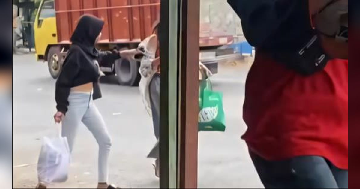 Viral! Video Cewek Naik Bis Atasnya Pakai Jilbab Tengahnya Crop Top Bikin Kondektur Bingung, Netizen: 'Amal Ibadahnya Kena Crop Juga'