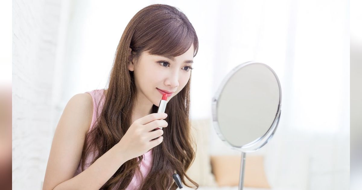 Pakai Lipstik ala MUA Profesional Agar Produk yang Cepat Luntur Jadi Tahan Lama