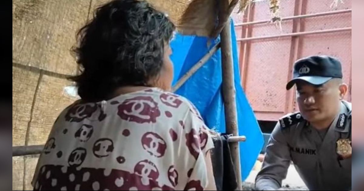 Aipda Nyamano Bedah Rumah Wanita Sebatang Kara, Gubuknya Berdinding Karung Goni