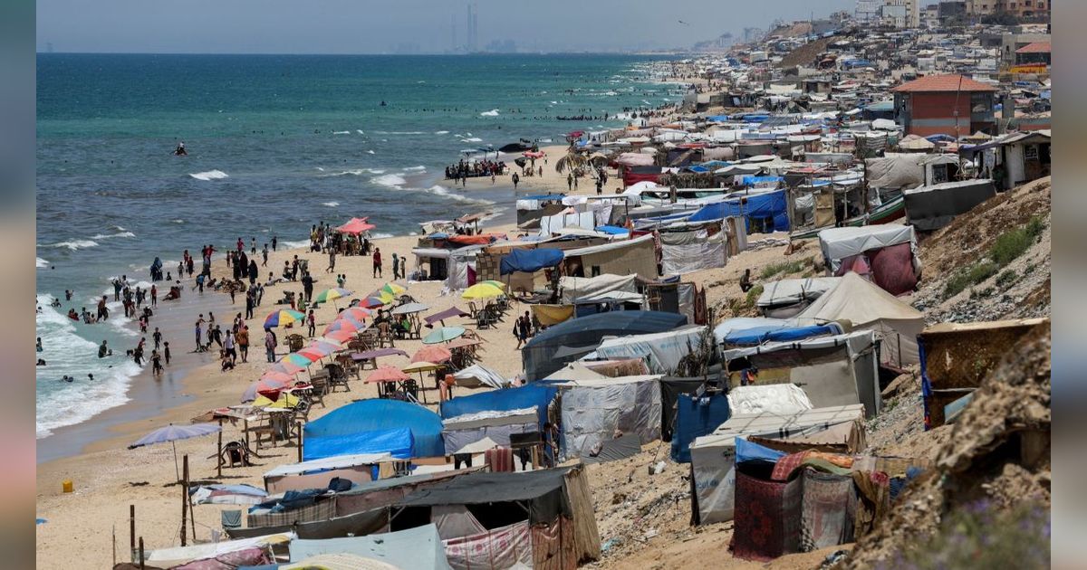FOTO: Usai Dipaksa Evakuasi Massal Oleh Israel, Pengungsi Palestina Berlindung di Pantai Gaza, Ancaman Tersapu Ombak Menghantui