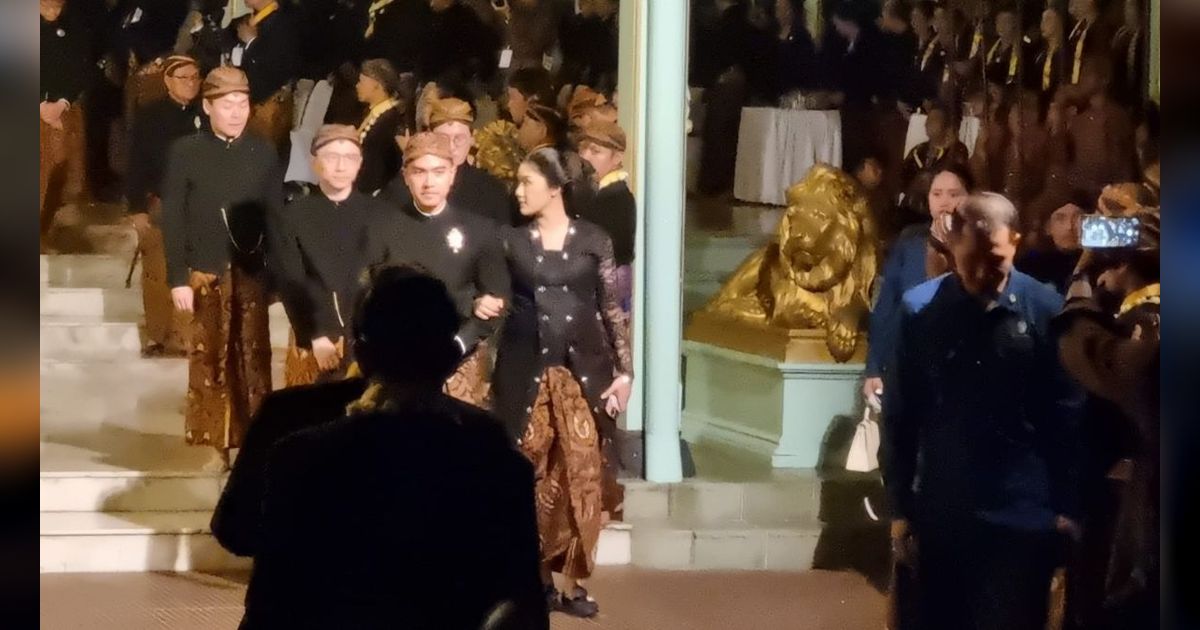 Kaesang dan Erina Hadiri Kirab Pusaka Mangkunegara di Peringatan Malam Satu Suro