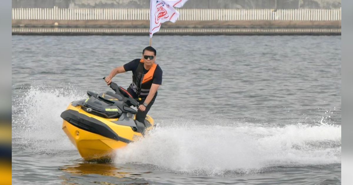 Potret Komjen Rudy 'Gajah' Main Jet Ski, Pesonanya Keren Bak Pemuda Usia 25 Tahun