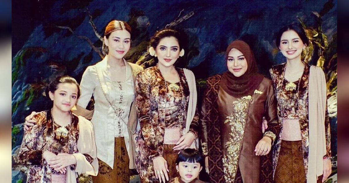 10 Adu Gaya Aaliyah Massaid VS Sarah Menzel di Acara Tedak Siten Azura, Gayanya Disebut Jomplang?