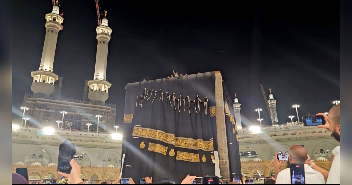 Potret Pergantian Kiswah Kabah di Tahun Baru 1446 Hijriah