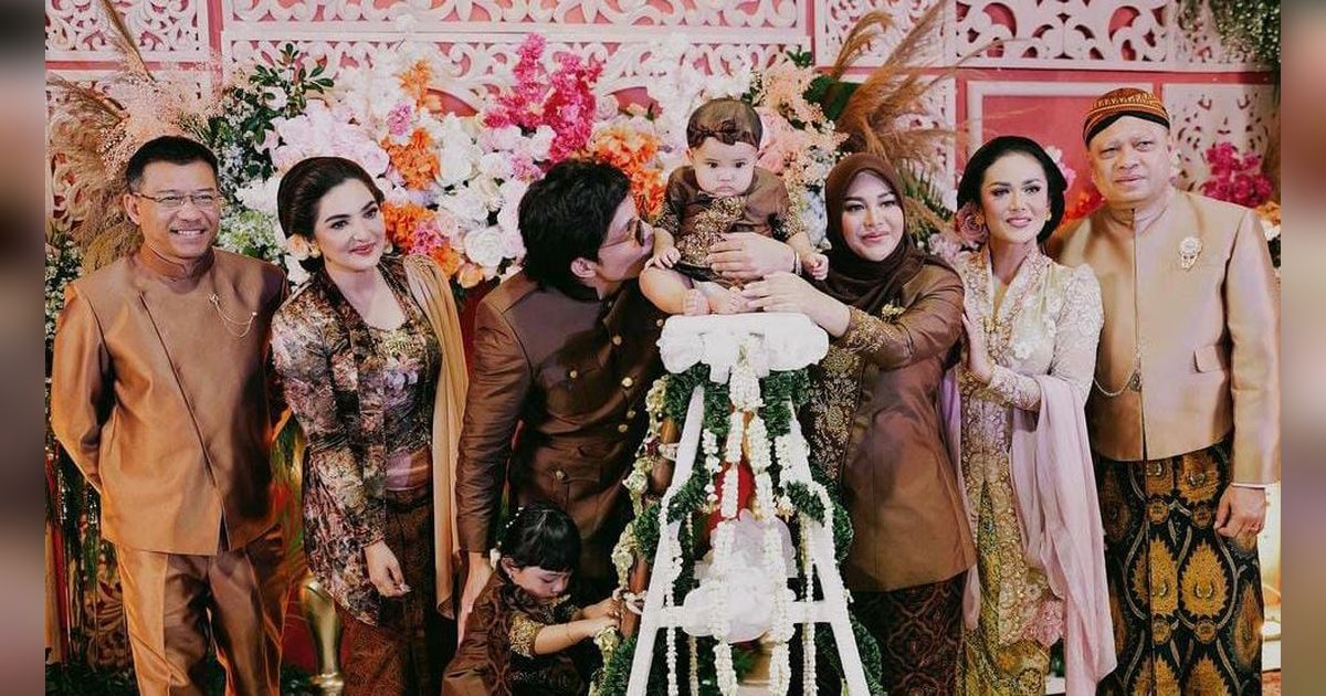 Potret Tedak Siten Azura Anak Aurel Hermansyah & Atta Halilintar, Keluarga Lengkap Hadir dari Kris Dayanti Hingga Geni Faruk