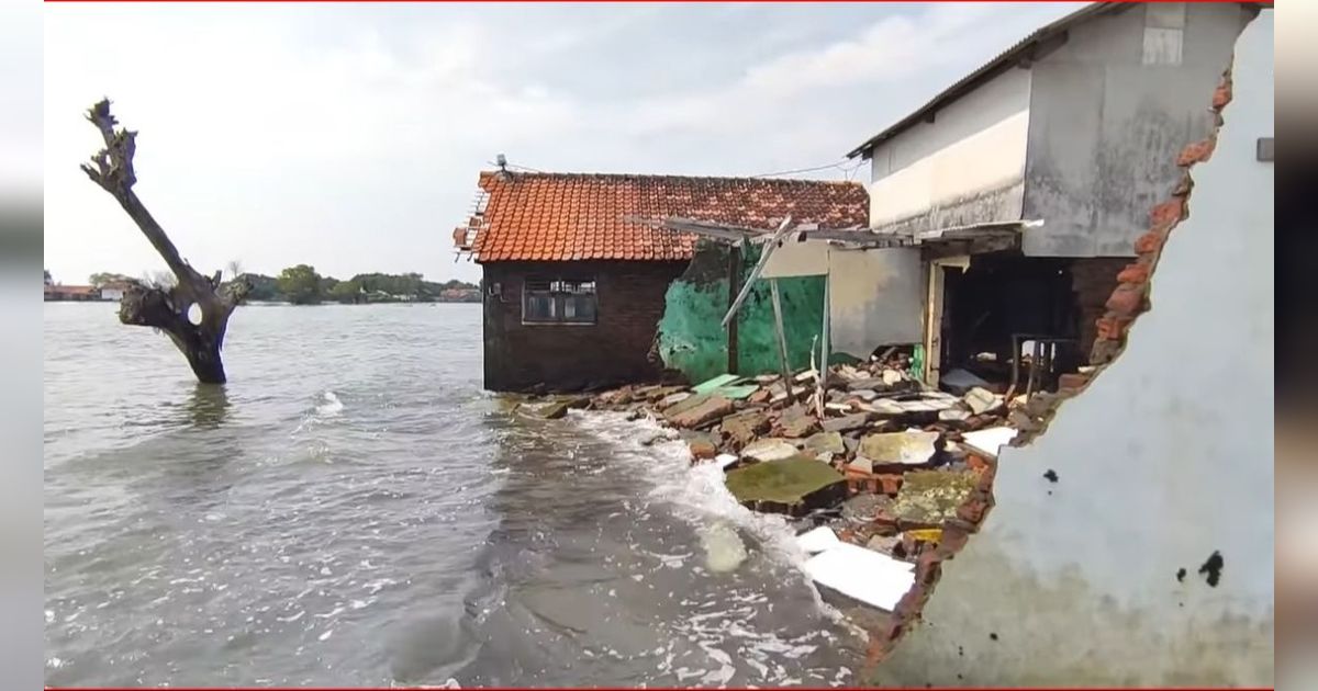 Dulunya Berjarak 1 Km dari Pantai, Desa di Pekalongan ini Kini Sudah Tenggelam oleh Air Laut