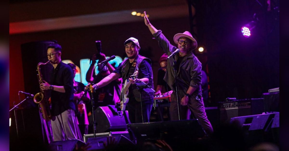 FOTO: Aksi Barry Likumahuwa Project Reunion feat Teddy Adhitya Hibur Pengunjung Pertamina Weekend Fest 2024