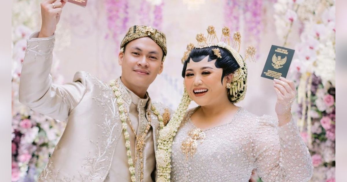 Pesona Clarissa Putri Berkebaya Adat Jawa dengan Sentuhan Gambar Wayang Karya Christie Basil