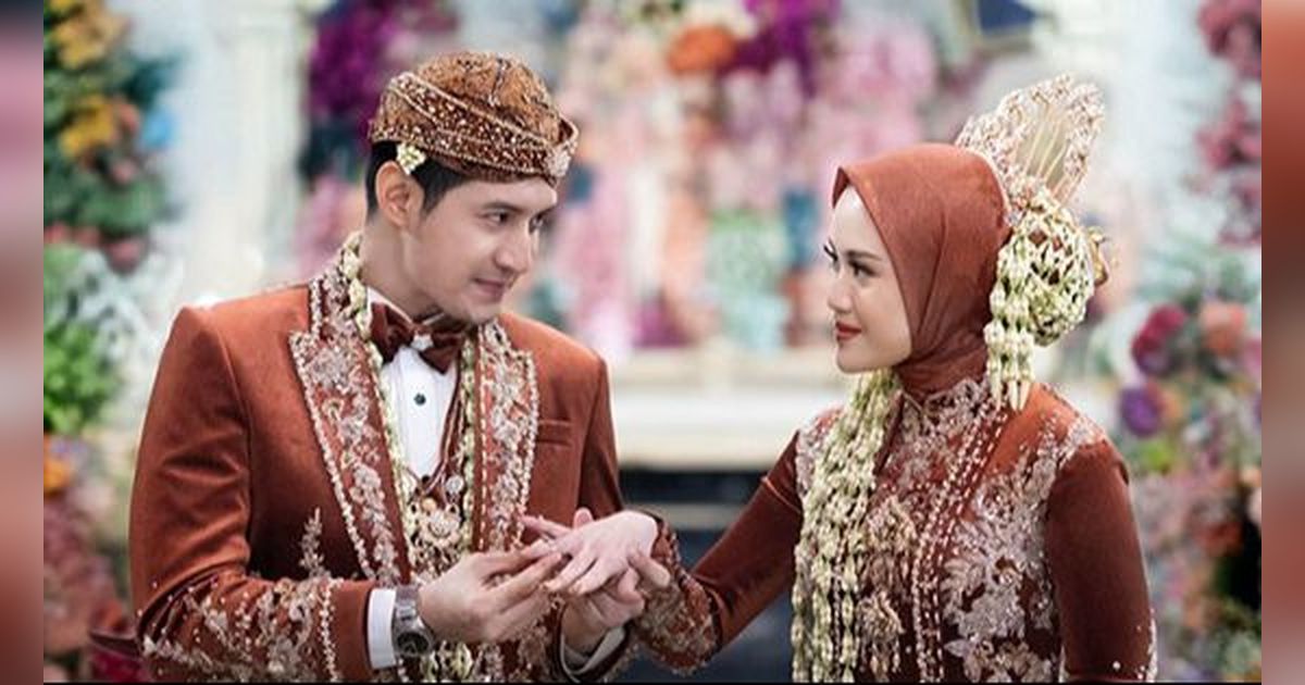 10 Potret Resepsi Pernikahan Chand Kelvin dan Dea Sahirah, Tampil Glamor dengan Nuansa Adat Aceh